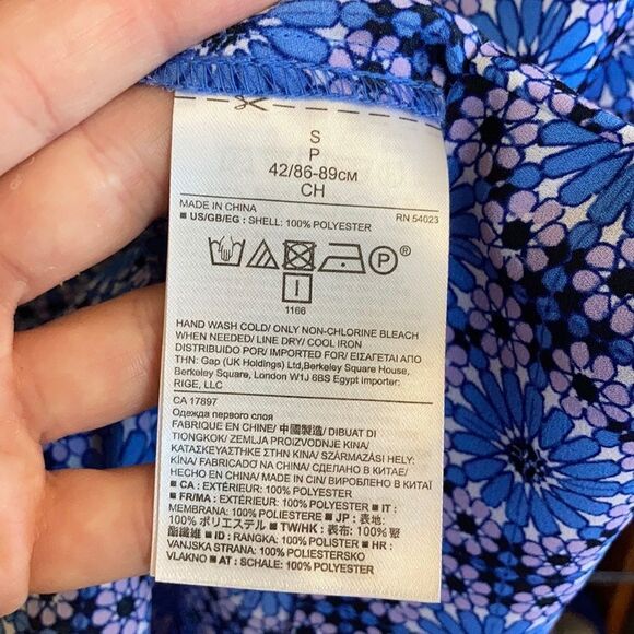 3/$20 Banana Republic Sleeveless Top w/ ruffles - Picture 7 of 7